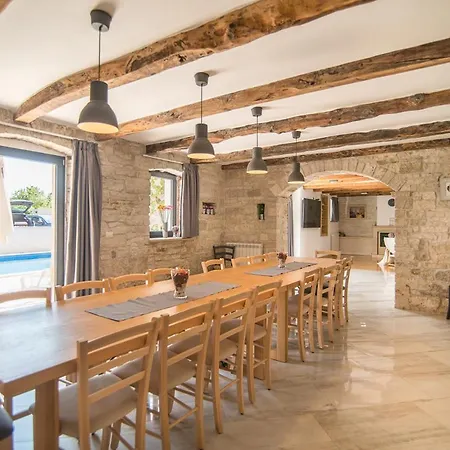 Sleeps 20 With Pool Air Con And Wifi * Kringa