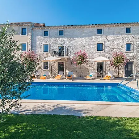 Villa Sleeps 20 With Pool Air Con And Wifi *