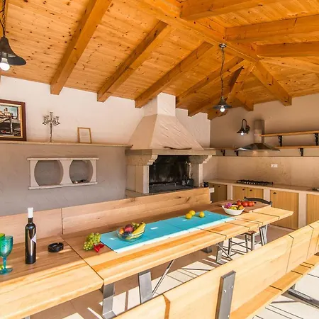 Sleeps 20 With Pool Air Con And Wifi Kringa