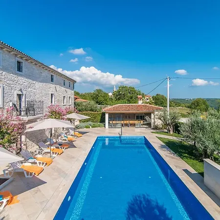 Villa Sleeps 20 With Pool Air Con And Wifi
