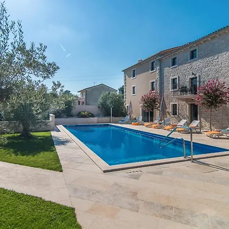 Villa Sleeps 20 With Pool Air Con And Wifi