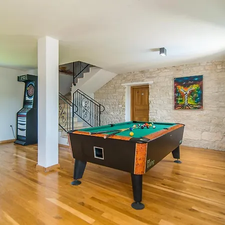Sleeps 20 With Pool Air Con And Wifi *