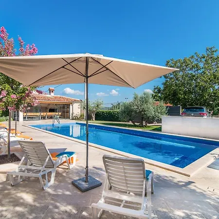 Sleeps 20 With Pool Air Con And Wifi * Kringa