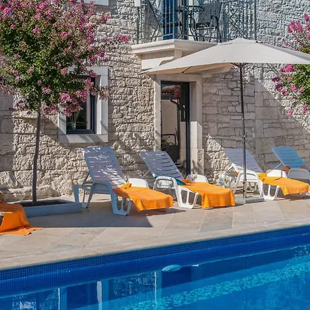 Sleeps 20 With Pool Air Con And Wifi * Kringa