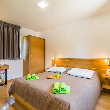 Villa Sleeps 20 With Pool Air Con And Wifi Kringa