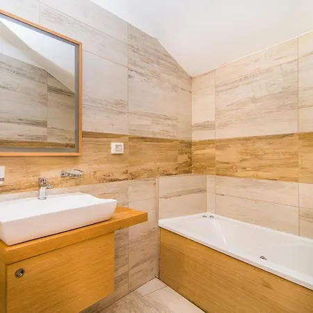 Villa Sleeps 20 With Pool Air Con And Wifi *