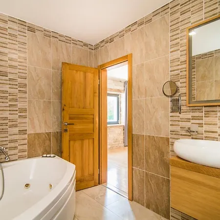 Villa Sleeps 20 With Pool Air Con And Wifi *