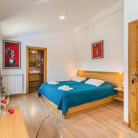 Sleeps 20 With Pool Air Con And Wifi Villa Kringa