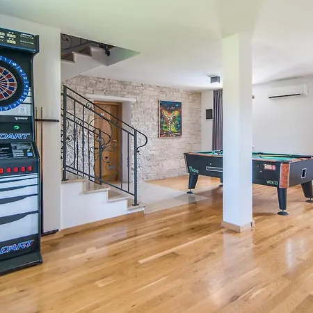 Sleeps 20 With Pool Air Con And Wifi *