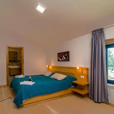 Sleeps 20 With Pool Air Con And Wifi *